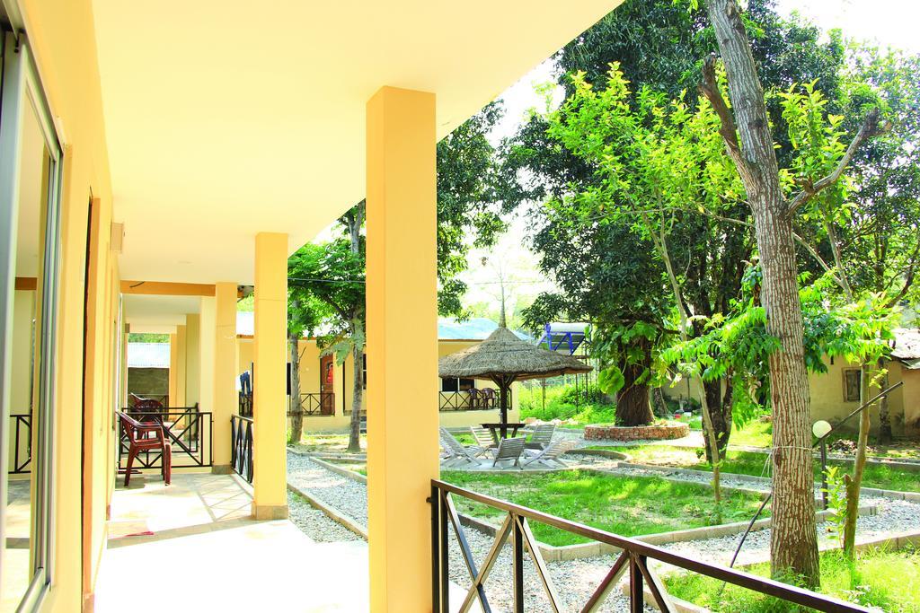 סאורהה Chitwan Safari Camp & Lodge מראה חיצוני תמונה