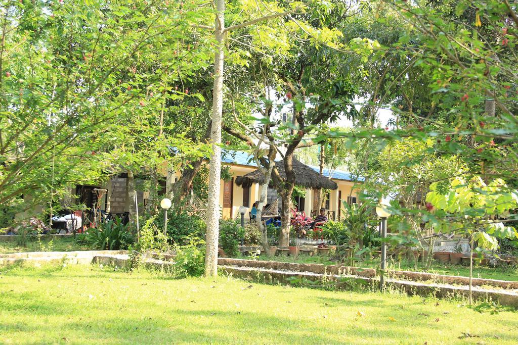 סאורהה Chitwan Safari Camp & Lodge מראה חיצוני תמונה
