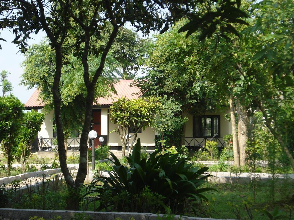 סאורהה Chitwan Safari Camp & Lodge מראה חיצוני תמונה