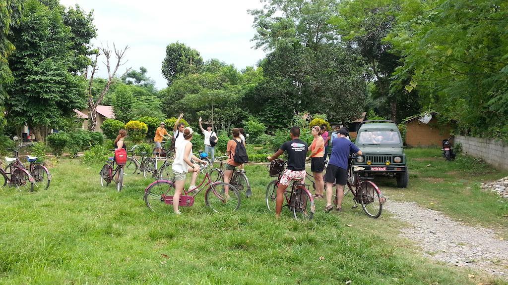 סאורהה Chitwan Safari Camp & Lodge מראה חיצוני תמונה