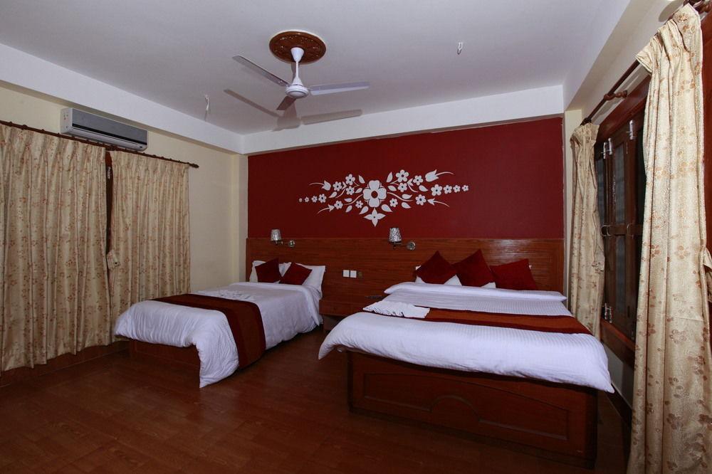 סאורהה Chitwan Safari Camp & Lodge מראה חיצוני תמונה