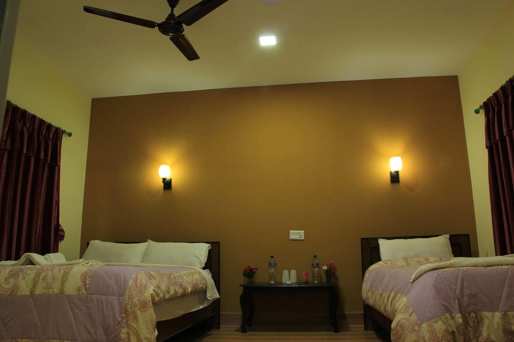 סאורהה Chitwan Safari Camp & Lodge מראה חיצוני תמונה