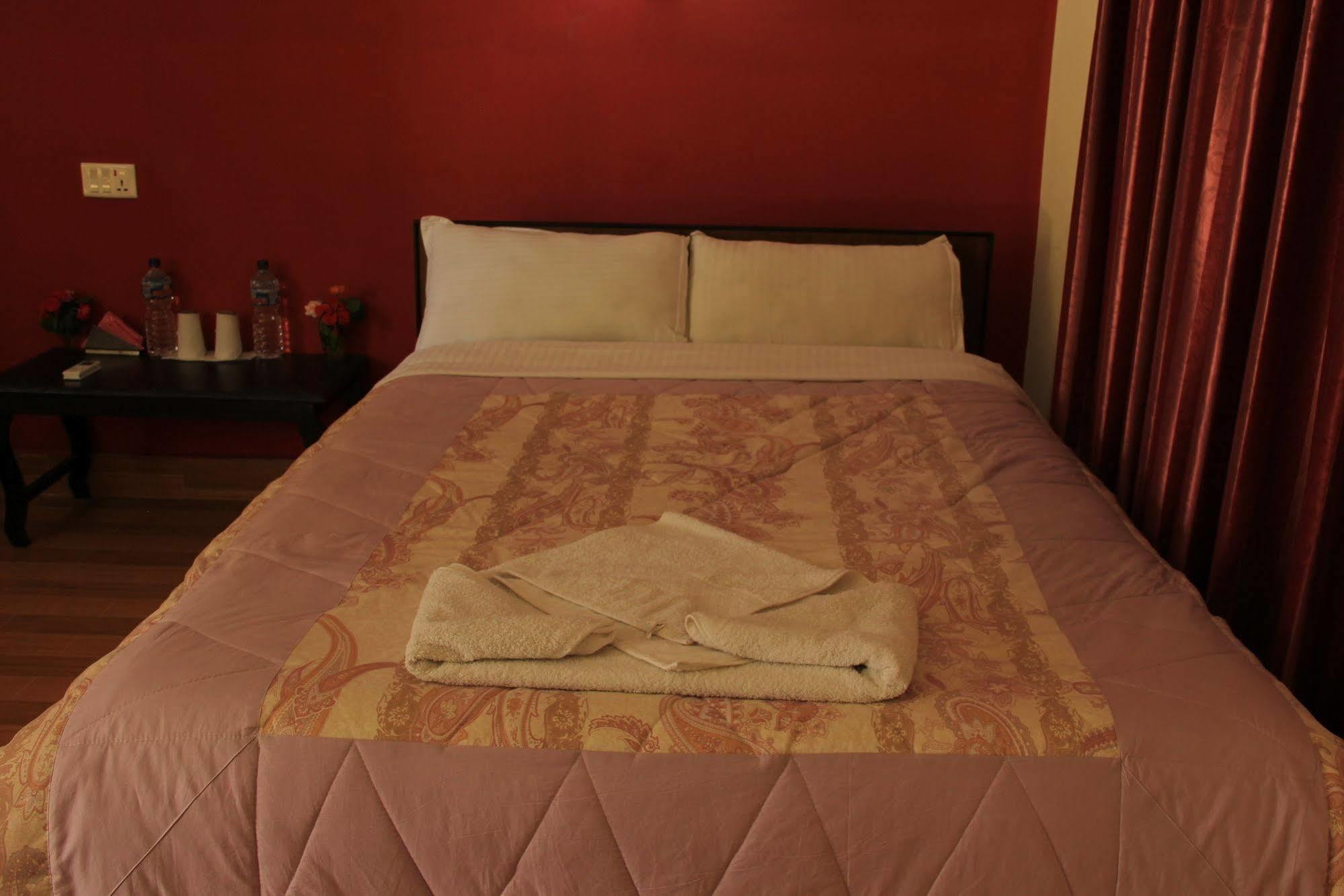 סאורהה Chitwan Safari Camp & Lodge מראה חיצוני תמונה
