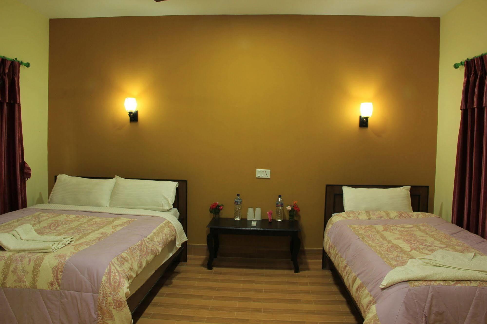 סאורהה Chitwan Safari Camp & Lodge מראה חיצוני תמונה