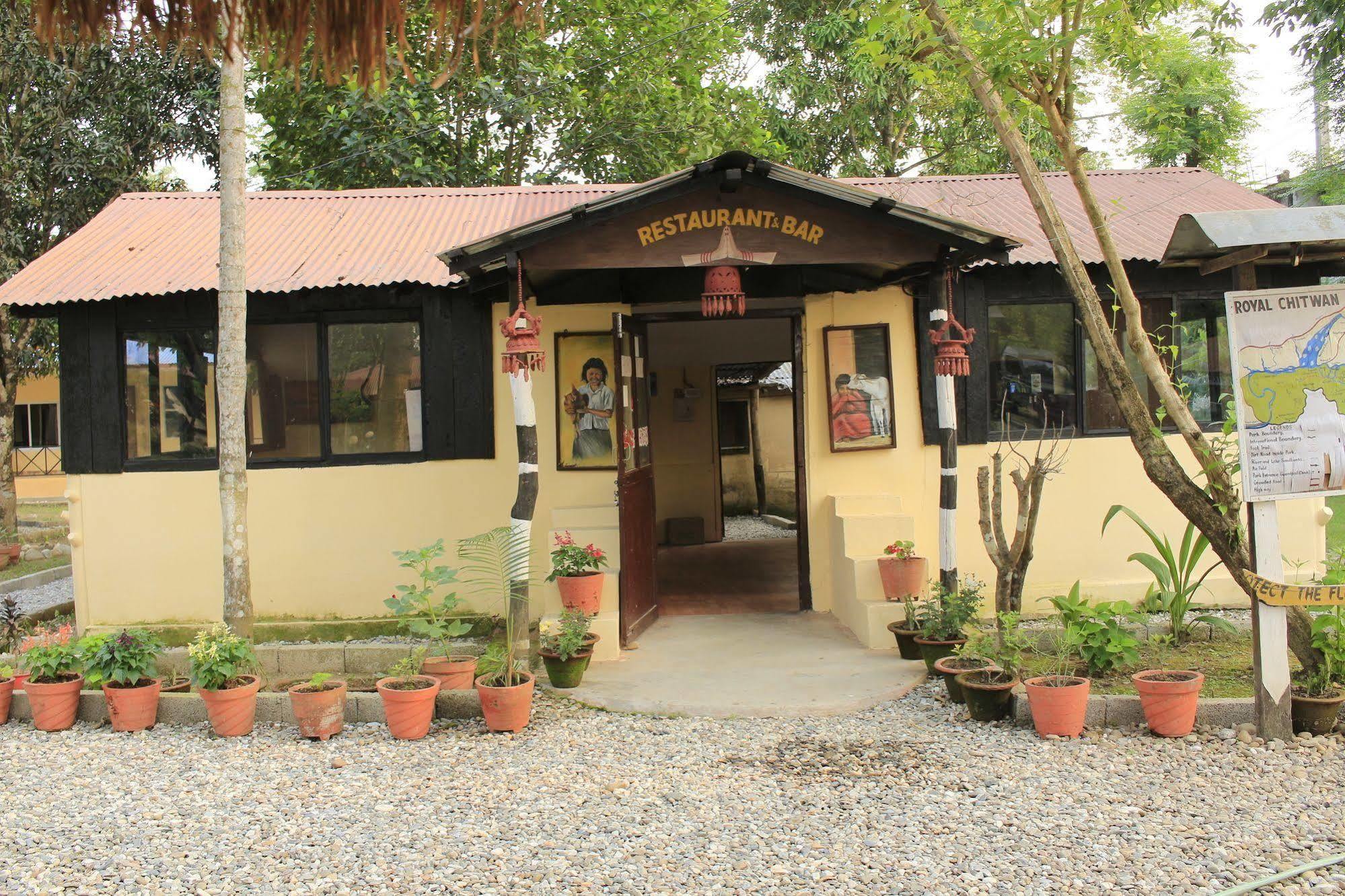 סאורהה Chitwan Safari Camp & Lodge מראה חיצוני תמונה