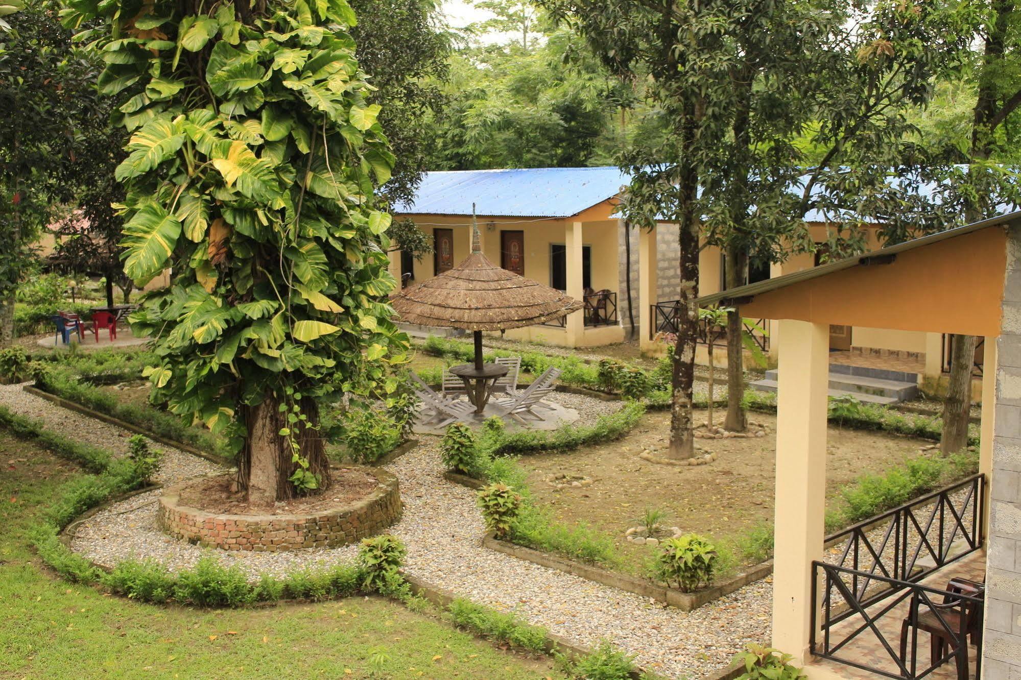 סאורהה Chitwan Safari Camp & Lodge מראה חיצוני תמונה