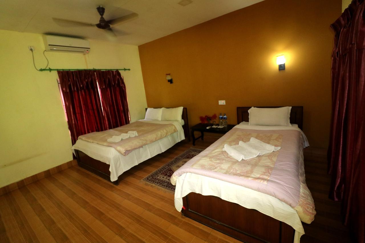 סאורהה Chitwan Safari Camp & Lodge מראה חיצוני תמונה